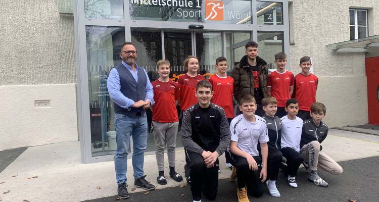 Der frischgebackene Profifußballer Mario Gintsberger (3.v.r. hinten) umringt von Schülern der Sportmittelschule 1 Wörgl und Herrn Direktor Gottfried Schneider, BEd (1.v.l) Der frischgebackene Profifußballer Mario Gintsberger (3.v.r. hinten) umringt von Schülern der Sportmittelschule 1 Wörgl und Herrn Direktor Gottfried Schneider, BEd (1.v.l)