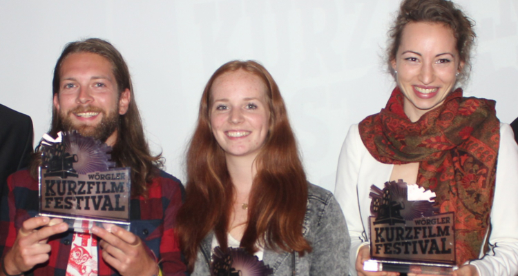 Die glücklichen Preisträger des 4. Wörgler Kurzfilmfestivals - v.l. Stefan Ringler für Heimschnee - Balloonskiing, Linda Gschwentner für Barstool Tune und Regina Speiseder für Störgeräusch Die glücklichen Preisträger des 4. Wörgler Kurzfilmfestivals - v.l. Stefan Ringler für Heimschnee - Balloonskiing, Linda Gschwentner für Barstool Tune und Regina Speiseder für Störgeräusch