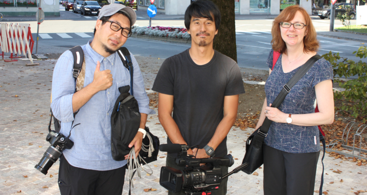 Shota Kobayashi, Ken Ikeda und Dolmetscherin Gaby Bründl (von links nach rechts) bei den Dreharbeiten in Wörgl Shota Kobayashi, Ken Ikeda und Dolmetscherin Gaby Bründl (von links nach rechts) bei den Dreharbeiten in Wörgl