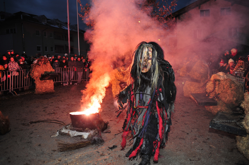 Großer Perchtentreff