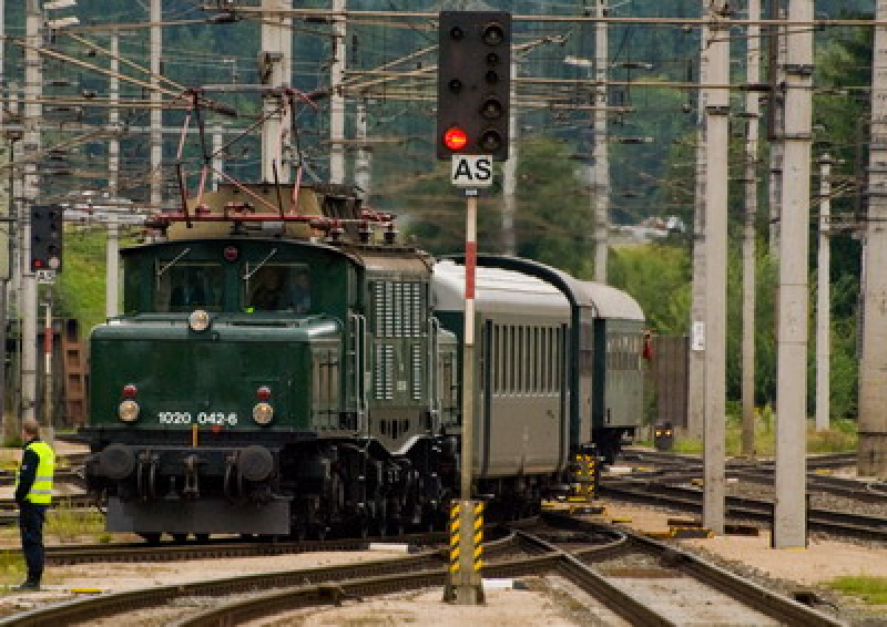 Sonderzug mit Lokomotive der Reihe 1020 in Wörgl Hauptbahnhof