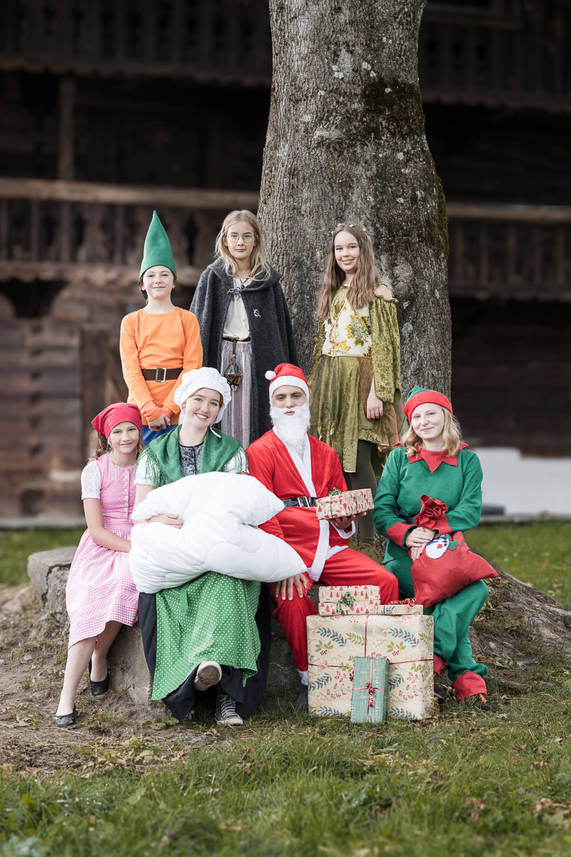 Theaterstück - "Frau Holle und der Weihnachtsmann" Theaterstück - "Frau Holle und der Weihnachtsmann"