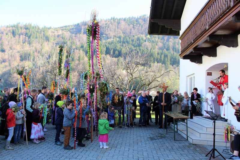 Traditionelle Palmbuschen und Palmlatten binden Traditionelle Palmbuschen und Palmlatten binden