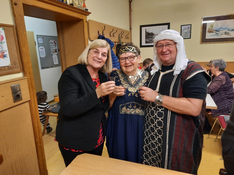 Ein Schnapsl geht immer. Yvonne Striegl, Anna Maier, Willi Maier