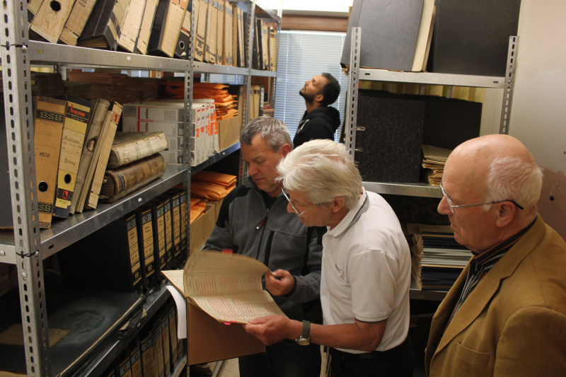 Der Historiker Mag. Erich Schreder bei der Recherche im Wörgler Stadtarchiv mit Aaron Peterer und den Stadtarchiv-Mitarbeitern Mag. Helmut Wechner und Hans
