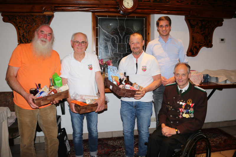 Die besten Blattltreffer der abgelaufenen Saison: Edi Türke, Reinhard Entner, Günther Thaler, Bgm. Michael Riedhart, OSM Hubert Aufschnaiter Die besten Blattltreffer der abgelaufenen Saison: Edi Türke, Reinhard Entner, Günther Thaler, Bgm. Michael Riedhart, OSM Hubert Aufschnaiter