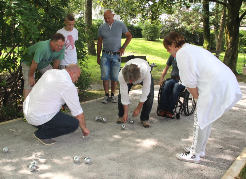 Andi Maderbacher und Günther Moschig stellen mittels Faden den genauen Abstand der Kugeln fest Andi Maderbacher und Günther Moschig stellen mittels Faden den genauen Abstand der Kugeln fest