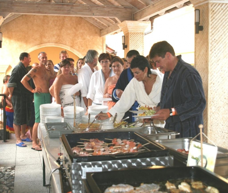 Gäste beim Spießebuffet