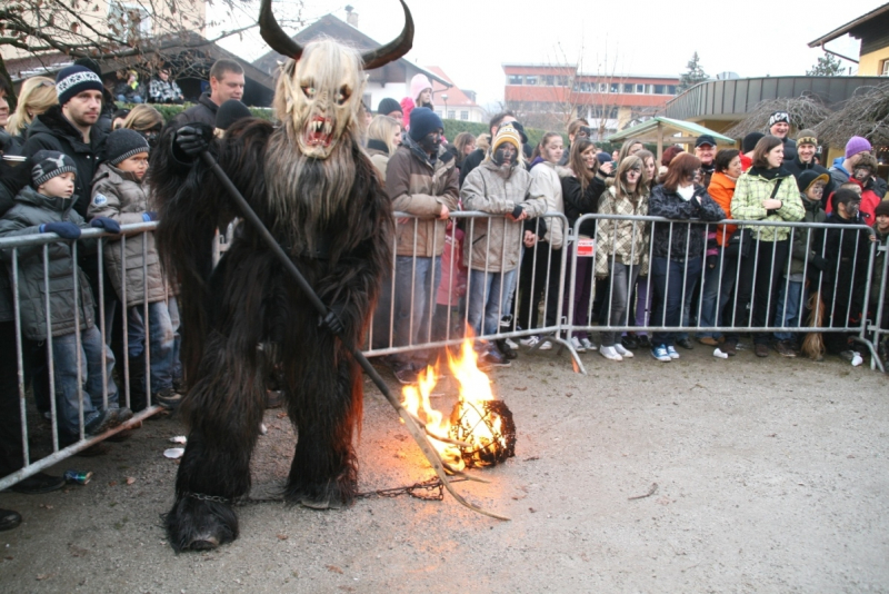 dicht gedrängt standen die Zusachauer um bei den Ritualtänzen der Perchten einen Blick zu erhaschen dicht gedrängt standen die Zusachauer um bei den Ritualtänzen der Perchten einen Blick zu erhaschen