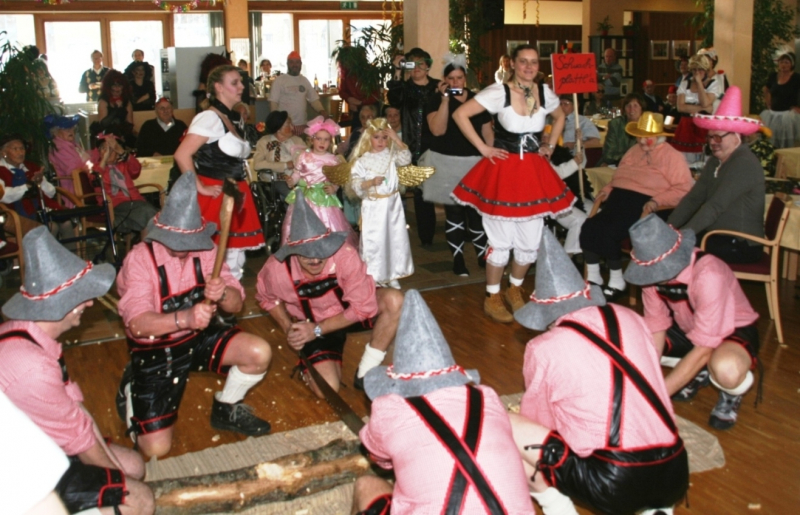 Die hauseigene Volkstanzgruppe Die hauseigene Volkstanzgruppe