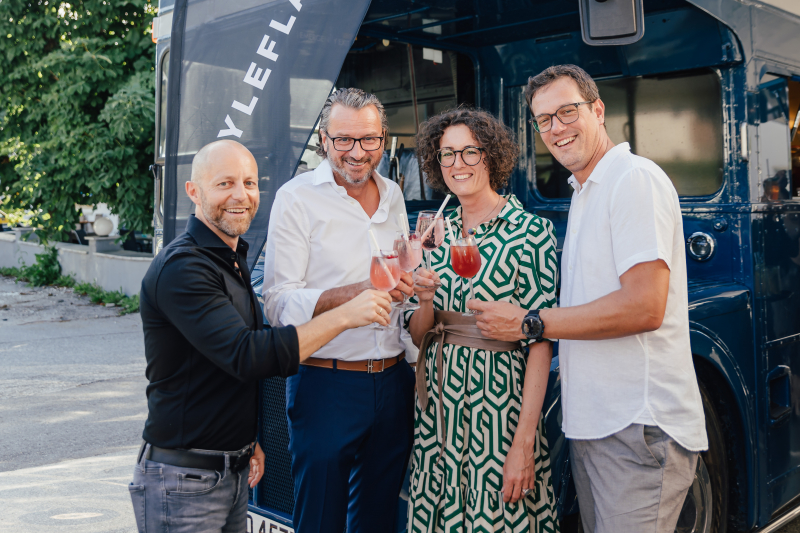 Markus Gwiggner (GF styleflasher), Manfred Hautz (Bezirksobmann WK Kufstein), Susanne Neuhauser und Christoph Neuhauser (iDEALTOURS)