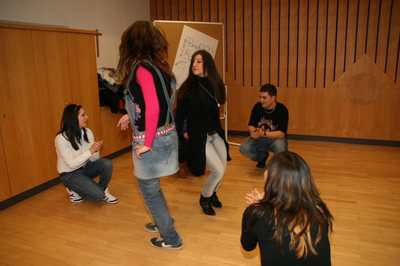 Eine Jugendtanzgruppe zeigte bereits einige einstudierte Tänze vor Eine Jugendtanzgruppe zeigte bereits einige einstudierte Tänze vor