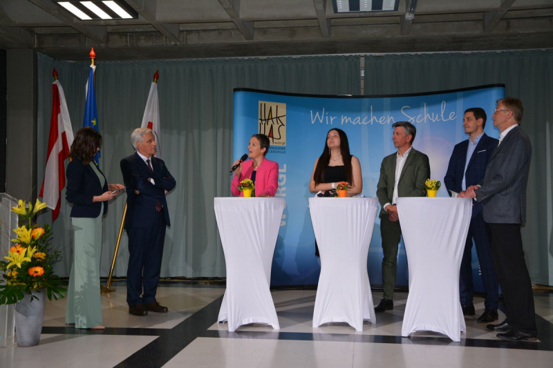 Interviewrunde zur Schulpartnerschaft - v.l. Schmiderer, Reinhard Waltl, Elke Zach, Sanja Bijelonic, Michael Krainthaler, Michael Riedhart und Thomas Erharter Interviewrunde zur Schulpartnerschaft - v.l. Schmiderer, Reinhard Waltl, Elke Zach, Sanja Bijelonic, Michael Krainthaler, Michael Riedhart und Thomas Erharter
