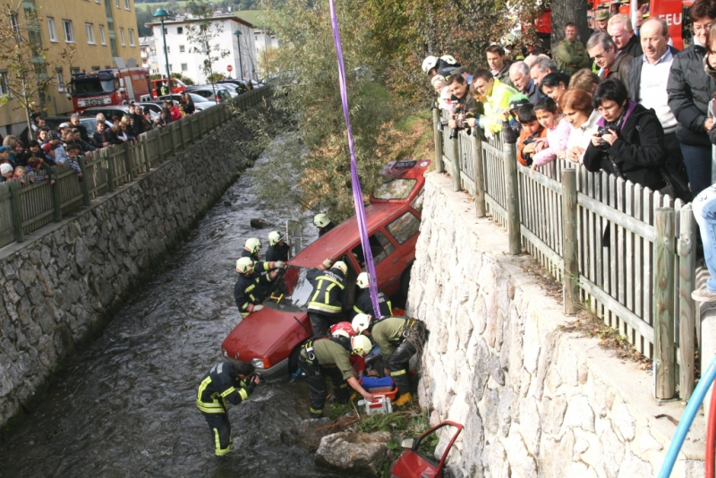 PKW im Wörgler Bach