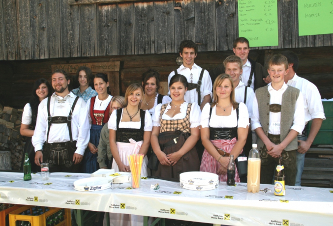 Die Mädels und Burschen der Landjugend sorgten für Speis und Trank Die Mädels und Burschen der Landjugend sorgten für Speis und Trank