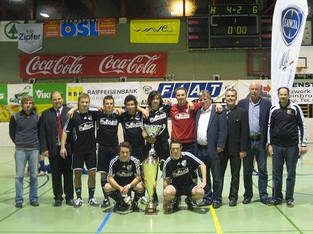 SV Kirchbichl gewinnt das Kampfmannschaftsturnier des 28. Hallenturniers des FC Fiat-Lancia Mölg Bruckhäusl SV Kirchbichl gewinnt das Kampfmannschaftsturnier des 28. Hallenturniers des FC Fiat-Lancia Mölg Bruckhäusl