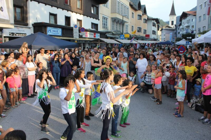 Graziela Halfinger vom Kulturverein Brasil und die afghanischen Kinder vom Flüchtlingsheim Badl begeisterten das Publikum mit einem brasilianischen Tanz Graziela Halfinger vom Kulturverein Brasil und die afghanischen Kinder vom Flüchtlingsheim Badl begeisterten das Publikum mit einem brasilianischen Tanz