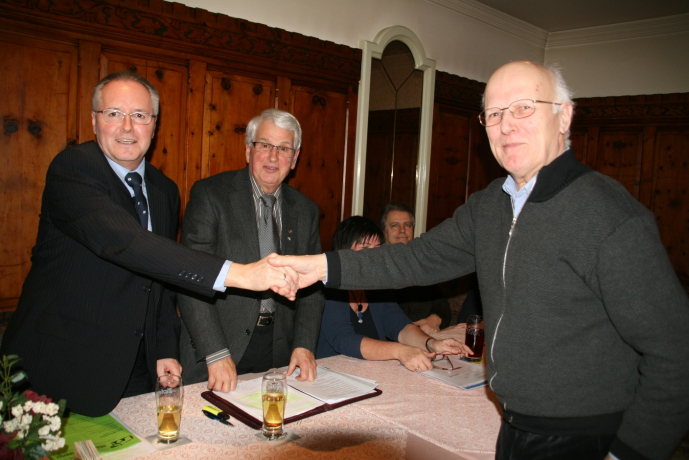 Wahlleiter Johann Gwiggner (re.) gratuliert d. neuen Obmann Vinzenz Rohrmoser. Wahlleiter Johann Gwiggner (re.) gratuliert d. neuen Obmann Vinzenz Rohrmoser.