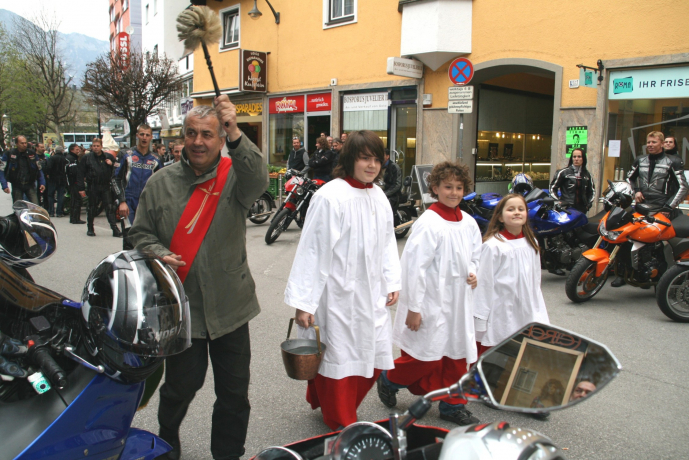 Diakon Toni Angerer spendete den Segen und bat um ein gesundes nach Hause kommen. Diakon Toni Angerer spendete den Segen und bat um ein gesundes nach Hause kommen.