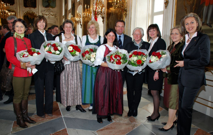 V. li. Hedi Wechner (Wörgl), Johanna Obojes-Rubatscher (Oberperfuss), Beate Reichl (Heiterwang), Maria Zwölfer (Lermoos), Martina Klaunzer (Gaimberg), LH Günther Platter, Isabella Blaha (Scharnitz), LRin Beate Palfrader, Brigitte Lackner (St. Ulrich a. P.), LRin Patrizia Zoller-Frischauf. V. li. Hedi Wechner (Wörgl), Johanna Obojes-Rubatscher (Oberperfuss), Beate Reichl (Heiterwang), Maria Zwölfer (Lermoos), Martina Klaunzer (Gaimberg), LH Günther Platter, Isabella Blaha (Scharnitz), LRin Beate Palfrader, Brigitte Lackner (St. Ulrich a. P.), LRin Patrizia Zoller-Frischauf.