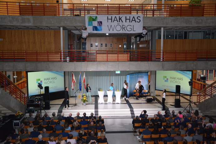 Zur 50-Jahr-Feier stellte die HAK Wörgl ein neues Schullogo vor Zur 50-Jahr-Feier stellte die HAK Wörgl ein neues Schullogo vor