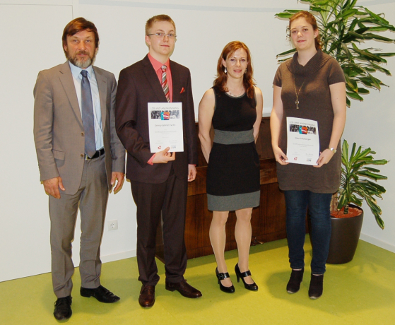 von links: Helmut Häusler, Georg Fuchs (6A), Prof. Maria Höfle, Nina Salzburger (8A) von links: Helmut Häusler, Georg Fuchs (6A), Prof. Maria Höfle, Nina Salzburger (8A)