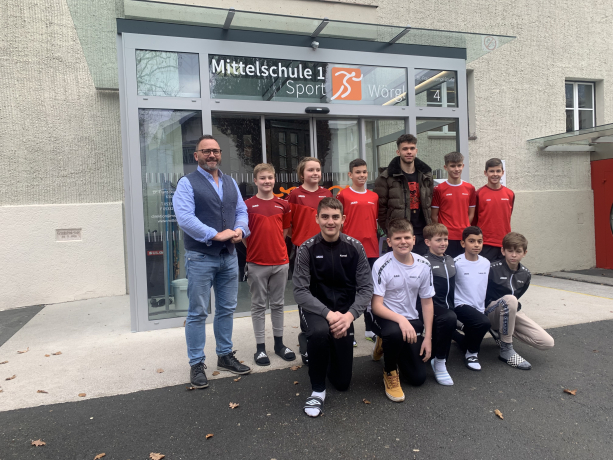 Der frischgebackene Profifußballer Mario Gintsberger (3.v.r. hinten) umringt von Schülern der Sportmittelschule 1 Wörgl und Herrn Direktor Gottfried Schneider, BEd (1.v.l) Der frischgebackene Profifußballer Mario Gintsberger (3.v.r. hinten) umringt von Schülern der Sportmittelschule 1 Wörgl und Herrn Direktor Gottfried Schneider, BEd (1.v.l)