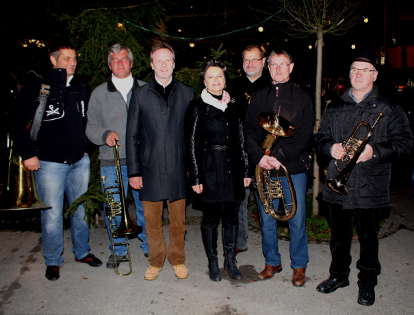 Bgm. Rainer Silberberger (3.v.li.), Bgmin. Hedi Wechner (Mitte) mit den Waisenbläsern Bgm. Rainer Silberberger (3.v.li.), Bgmin. Hedi Wechner (Mitte) mit den Waisenbläsern