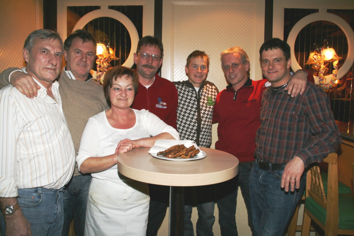 Gastwirt Karl Binder, Edi Federer, die Wirtin des Hauses Christine Erler, Andreas Taxacher, Andreas Golberger, Kurt Walter, Karl-Heinz Eder Gastwirt Karl Binder, Edi Federer, die Wirtin des Hauses Christine Erler, Andreas Taxacher, Andreas Golberger, Kurt Walter, Karl-Heinz Eder