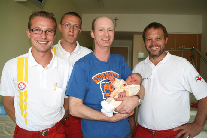 Stefan Unterer (First Responder), Markus Niederacher (Rettungssanitäter), Vater Michael Mayr mit Tochter Klara, Ehrenstrasser Roman (Notfallsnitäter). Stefan Unterer (First Responder), Markus Niederacher (Rettungssanitäter), Vater Michael Mayr mit Tochter Klara, Ehrenstrasser Roman (Notfallsnitäter).