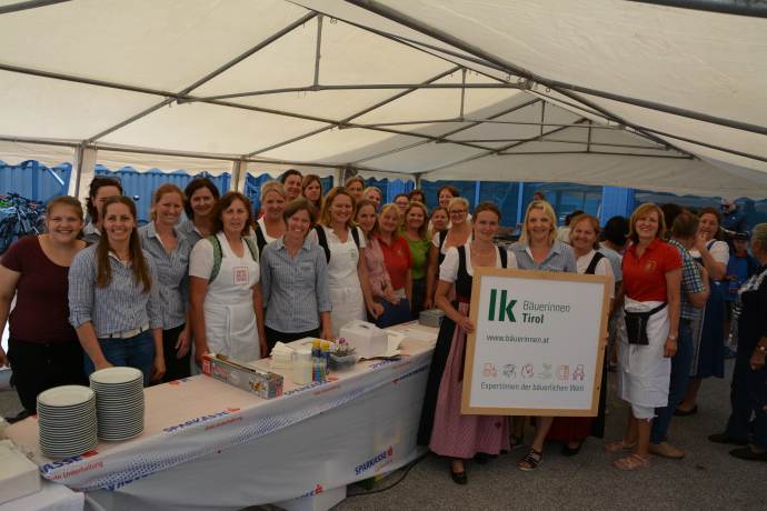 Die Bäuerinnen des Gebietes Wörgl und Umgebung richteten den Tag der offenen Tür bei der TirolMilch anlässlich des 60-Jahr-Jubiläums der Bäuerinnenorganisation aus Die Bäuerinnen des Gebietes Wörgl und Umgebung richteten den Tag der offenen Tür bei der TirolMilch anlässlich des 60-Jahr-Jubiläums der Bäuerinnenorganisation aus