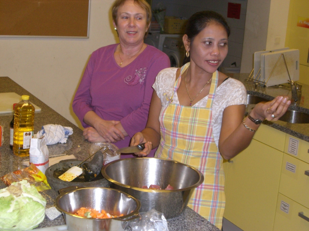 Luh Widner-Mangku beim Vorbereiten der Speisen Luh Widner-Mangku beim Vorbereiten der Speisen