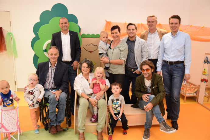 V.l.: VBgm. Hubert Aufschnaiter, GR Hubert Mosser, Bgm. Hedi Wechner, Melanie Unterganschnigg (Kinderkrippe), Sozialreferent GR Christian Kovacevic, GR Christian Huter, Stadtbaumeister Hermann Etzelstorfer und Roman Kopetzky (Berger Group)