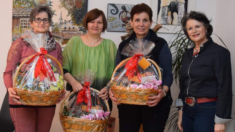 Bürgermeisterin gratuliert Mitarbeiterinnen zum "Runden"