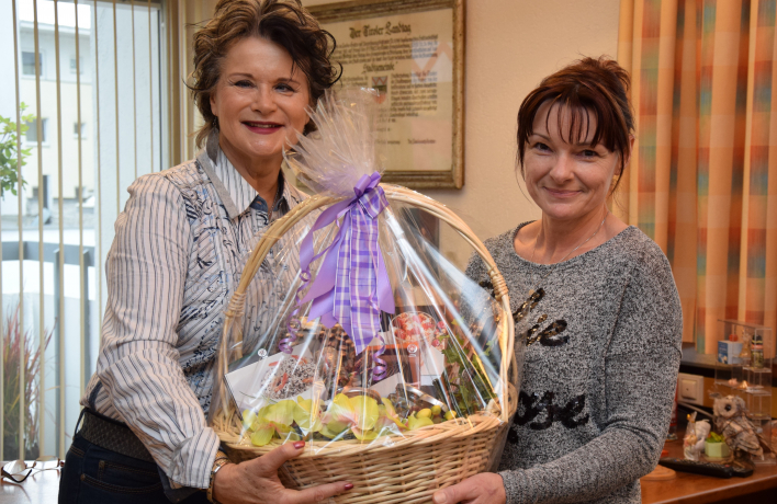 Bürgermeisterin Hedi Wechner gratuliert ihren Mitarbeitern zum "Runden"