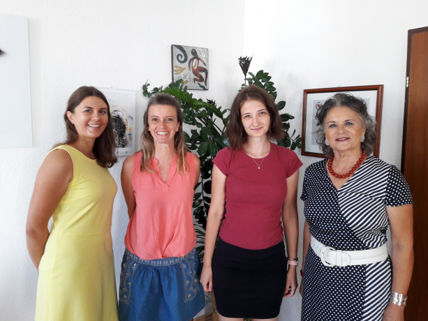 (von rechts) Bgm. Hedi Wechner, Europäische Freiwillige Réka Kapas, Monika Mair und Kadri Villem vom Verein komm!unity.