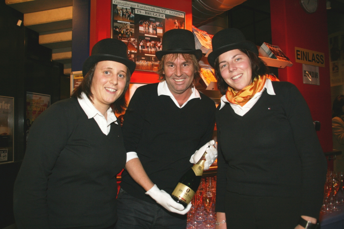 Luggi Ascher empfing mit zwei hübschen Mädels und Sekt die Gäste zum Dinner for one Luggi Ascher empfing mit zwei hübschen Mädels und Sekt die Gäste zum Dinner for one