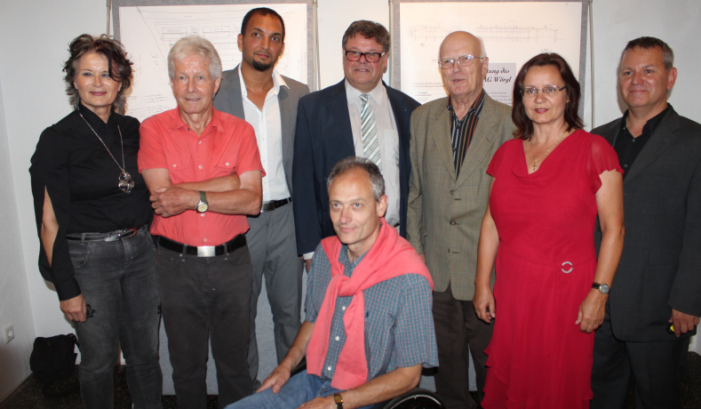 Bei der Ausstellungseröffnung v.l. Bgm. Hedi Wechner, Stadtarchivar Helmut Wechner, Anne Frank Verein Österreich-Koordinator Aaron Peterer, vorne Vizebgm. Hubert Aufschnaiter, Museumsvereinsobmann Mag. Markus Steinbacher, Stadtarchivar Hans Gwiggner, Veronika Spielbichler vom Heimatmuseumsverein und Historiker Mag. Erich Schreder
