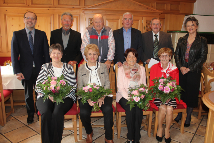 Die geehrten Jubelpaare Aloisia und Helmut Dummer, Christine und Helmut Zoczek, Hermine und Peter Weiskopf und Helga und Hermann Hörhager (v.l.) mit BH-Stv. Dr. Herbert Haberl und Bürgermeisterin Hedi Wechner Die geehrten Jubelpaare Aloisia und Helmut Dummer, Christine und Helmut Zoczek, Hermine und Peter Weiskopf und Helga und Hermann Hörhager (v.l.) mit BH-Stv. Dr. Herbert Haberl und Bürgermeisterin Hedi Wechner