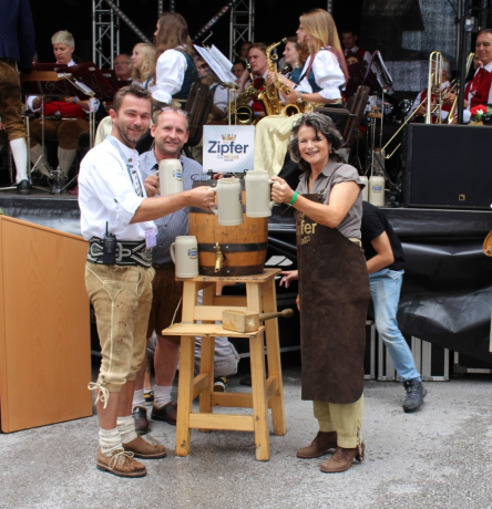 Bieranstich durch den Obmann des Stadtmarketing Wörgl Mario Wiechenthaler und der Bgm. Hedi Wechner.