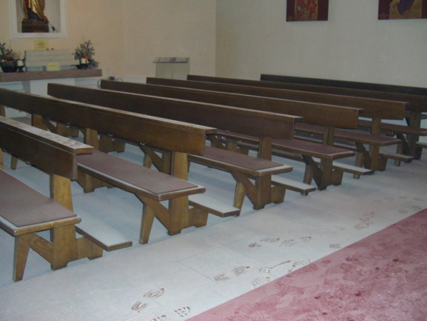 Das ganze Kirchenschiff wurde durch das Löschpulver verwüstet Das ganze Kirchenschiff wurde durch das Löschpulver verwüstet