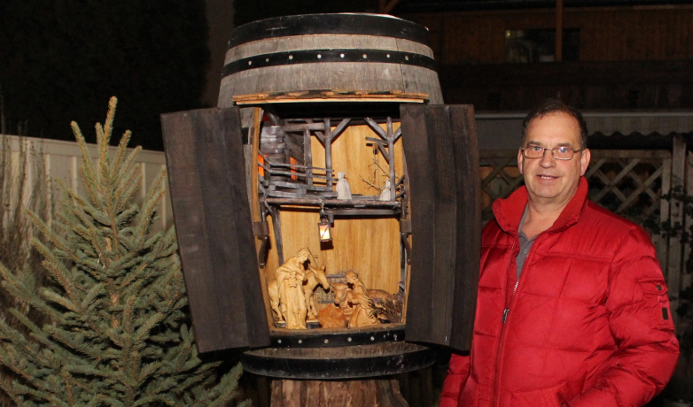 Johann Spitzl und sein Stolz - eine Fasskrippe die er selbst bastelte. Johann Spitzl und sein Stolz - eine Fasskrippe die er selbst bastelte.