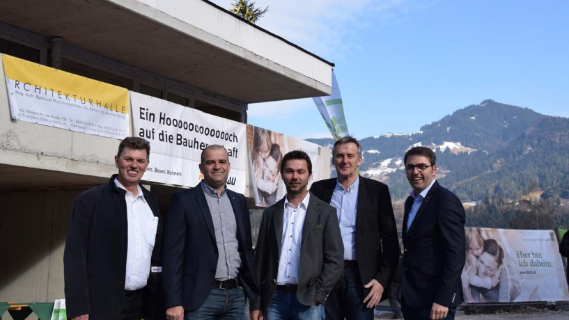 Firstfeier bei den neuen Reihenhäusern im Ortsteil Weiler