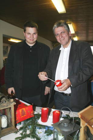 Bgm. Arno Abler und Sohn mit dem Friedenslicht 2008 Bgm. Arno Abler und Sohn mit dem Friedenslicht 2008