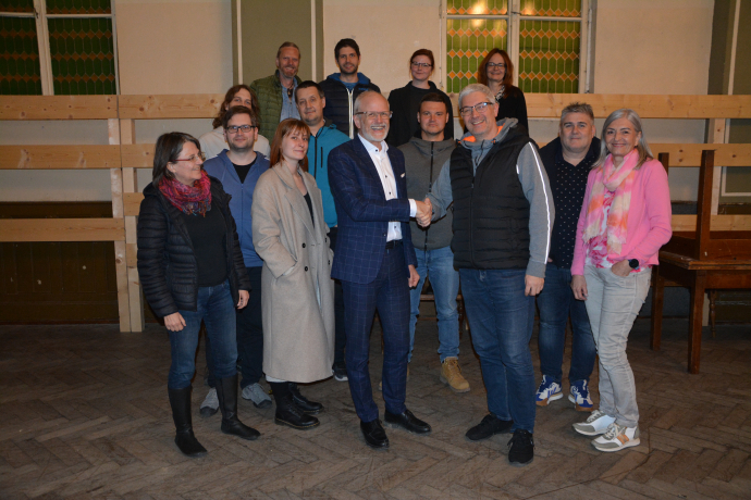 Obmann Stuart Kugler (rechts) gratulierte bei der Jahreshauptversammlung dem Sieger des Autorenwettbewerbes Thomas Kraft (links) – und das Ensembe der Gaststubenbühne Wörgl freut sich schon auf die Umsetzung des Krimispiels im Herbst 2023 Obmann Stuart Kugler (rechts) gratulierte bei der Jahreshauptversammlung dem Sieger des Autorenwettbewerbes Thomas Kraft (links) – und das Ensembe der Gaststubenbühne Wörgl freut sich schon auf die Umsetzung des Krimispiels im Herbst 2023