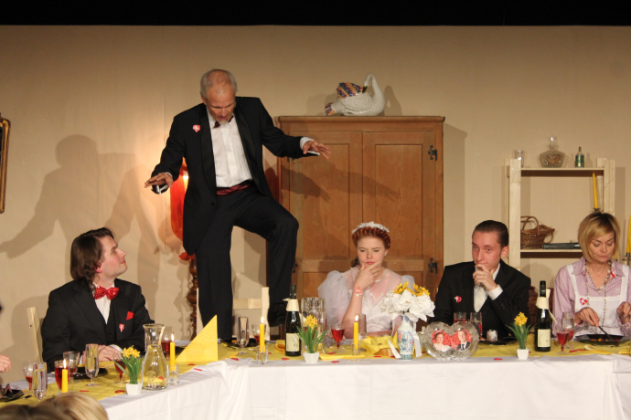 Das Benehmen der Gäste bei der „Kleinbürgerhochzeit“ im Wörgler Astnersaal lässt sehr zu wünschen übrig. Das Benehmen der Gäste bei der „Kleinbürgerhochzeit“ im Wörgler Astnersaal lässt sehr zu wünschen übrig.