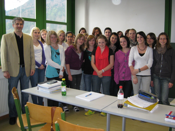 Bezirksinspektor Franz Garber mit den Schülerinnen der Klasse 2A der Fachschule Wörgl Bezirksinspektor Franz Garber mit den Schülerinnen der Klasse 2A der Fachschule Wörgl