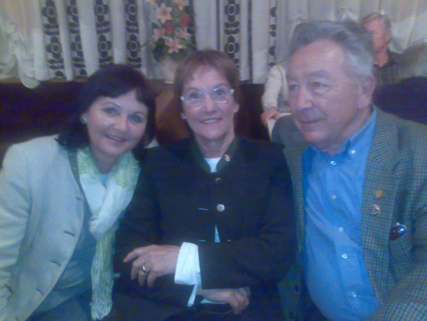 Drei Sportreferenten freuen sich mit der Schützengilde - v.l. GR Evelin Treichl, GR Mag. Helga Petzer, Ehrenzeichenträger Fritz Buresch Drei Sportreferenten freuen sich mit der Schützengilde - v.l. GR Evelin Treichl, GR Mag. Helga Petzer, Ehrenzeichenträger Fritz Buresch