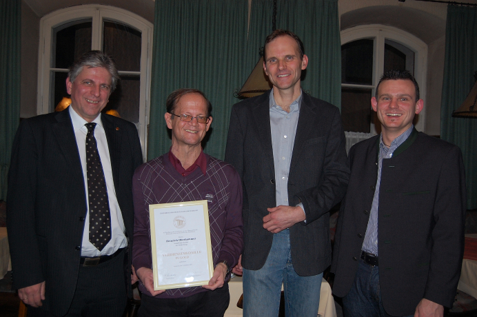 Bürgermeister Arno Abler, der Geehrte Heinrich Oberhammer mit Obmann Klaus Ebner und Kapellmeister Thomas Scheiflinger Bürgermeister Arno Abler, der Geehrte Heinrich Oberhammer mit Obmann Klaus Ebner und Kapellmeister Thomas Scheiflinger