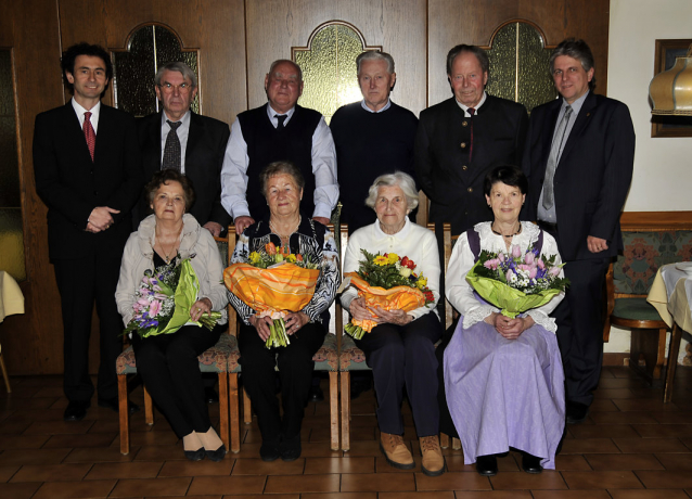 BH Dr. Berger und Bürgermeister Abler flankieren die Jubelpaare Grabher, Schwendinger, Gasteiger und Rieder (v.l) - Foto: Pangrazzi BH Dr. Berger und Bürgermeister Abler flankieren die Jubelpaare Grabher, Schwendinger, Gasteiger und Rieder (v.l) - Foto: Pangrazzi